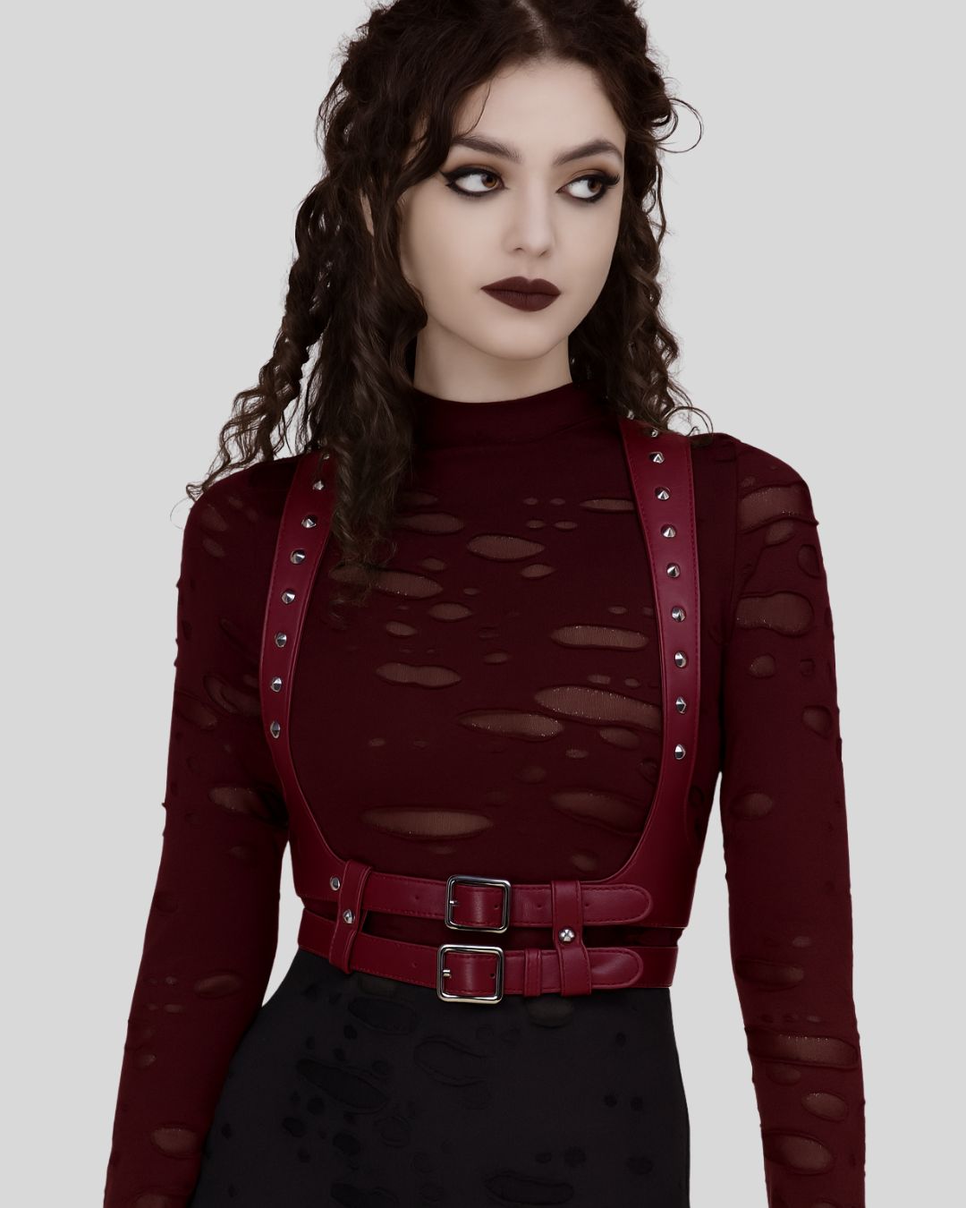 Crimson Épine™ – Harnais en Cuir Bordeaux pour Femme avec Détails Cloutés
