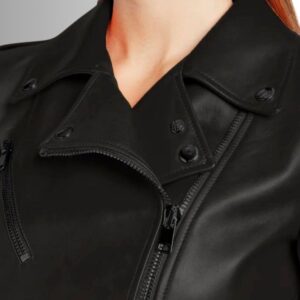Perfecto noir femme, gros plan