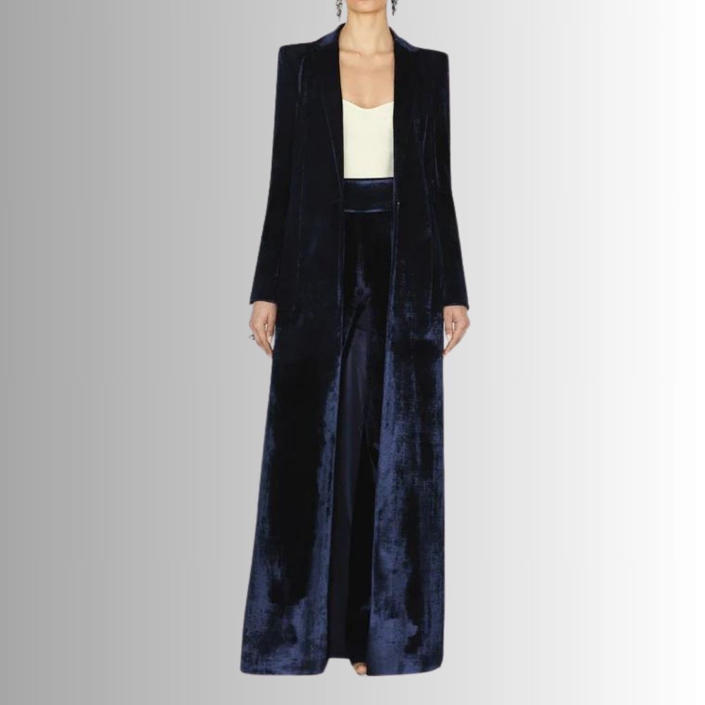 Manteau en velours pour femme, vue de face, coupe élégante