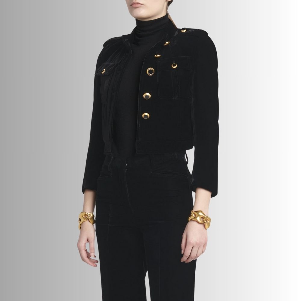 Veste femme velours noir vue de côté, mettant en avant la silhouette et le col montant